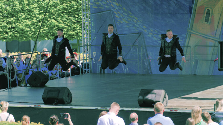 Występy na scenie podczas Paniagi 2026 w Rzeszowie, tłum ludzi i kolorowe stroje artystów