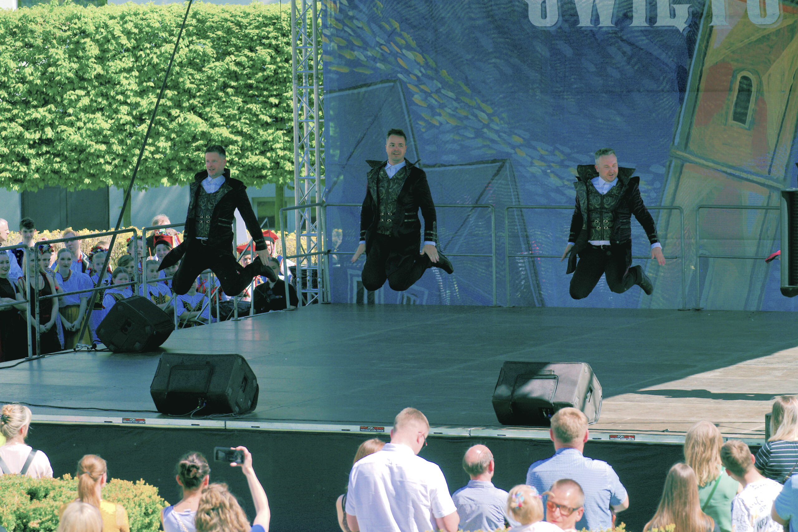 Występy na scenie podczas Paniagi 2026 w Rzeszowie, tłum ludzi i kolorowe stroje artystów